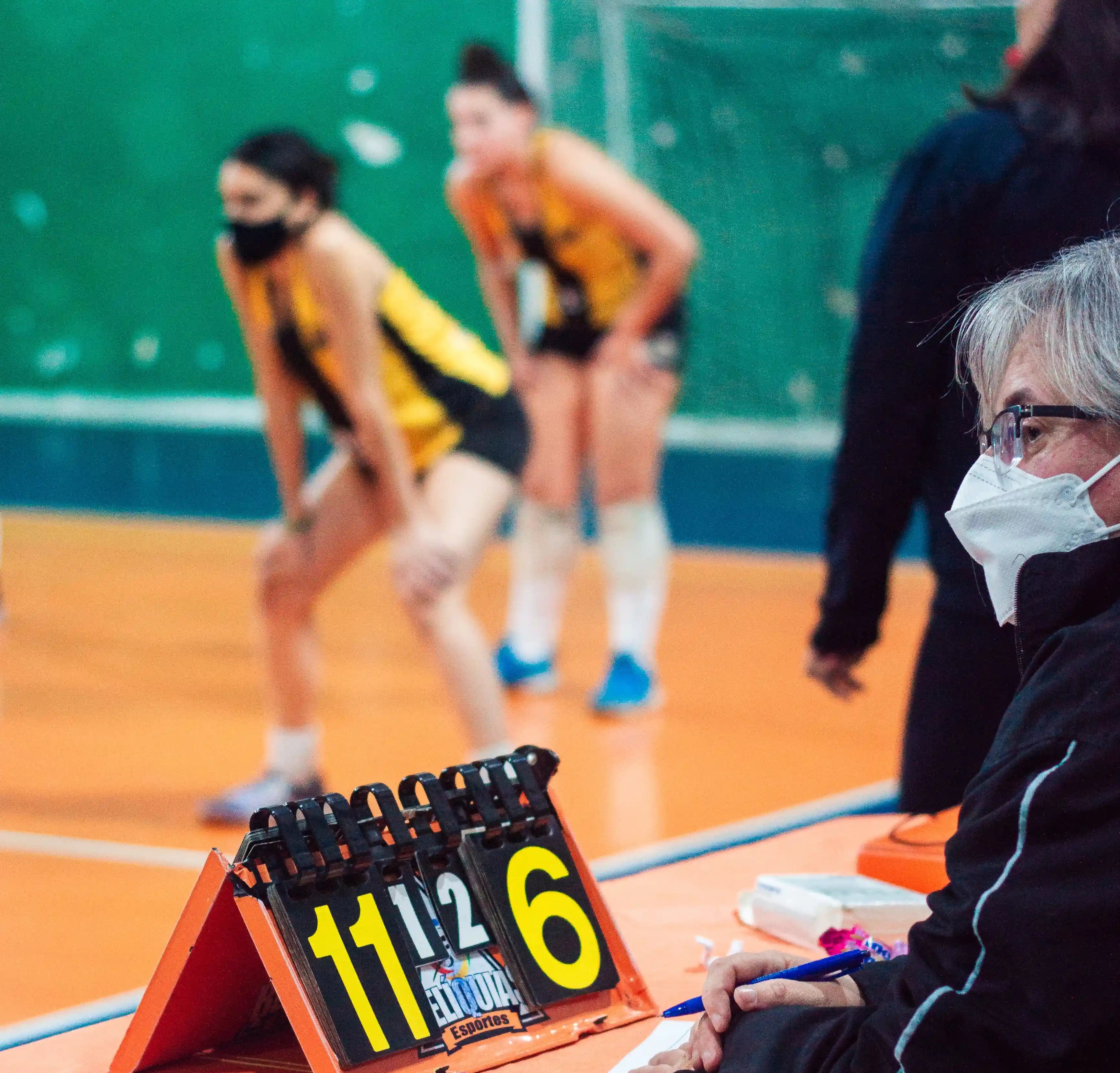 Person hält bei einem Sportspiel den Punktestand fest.