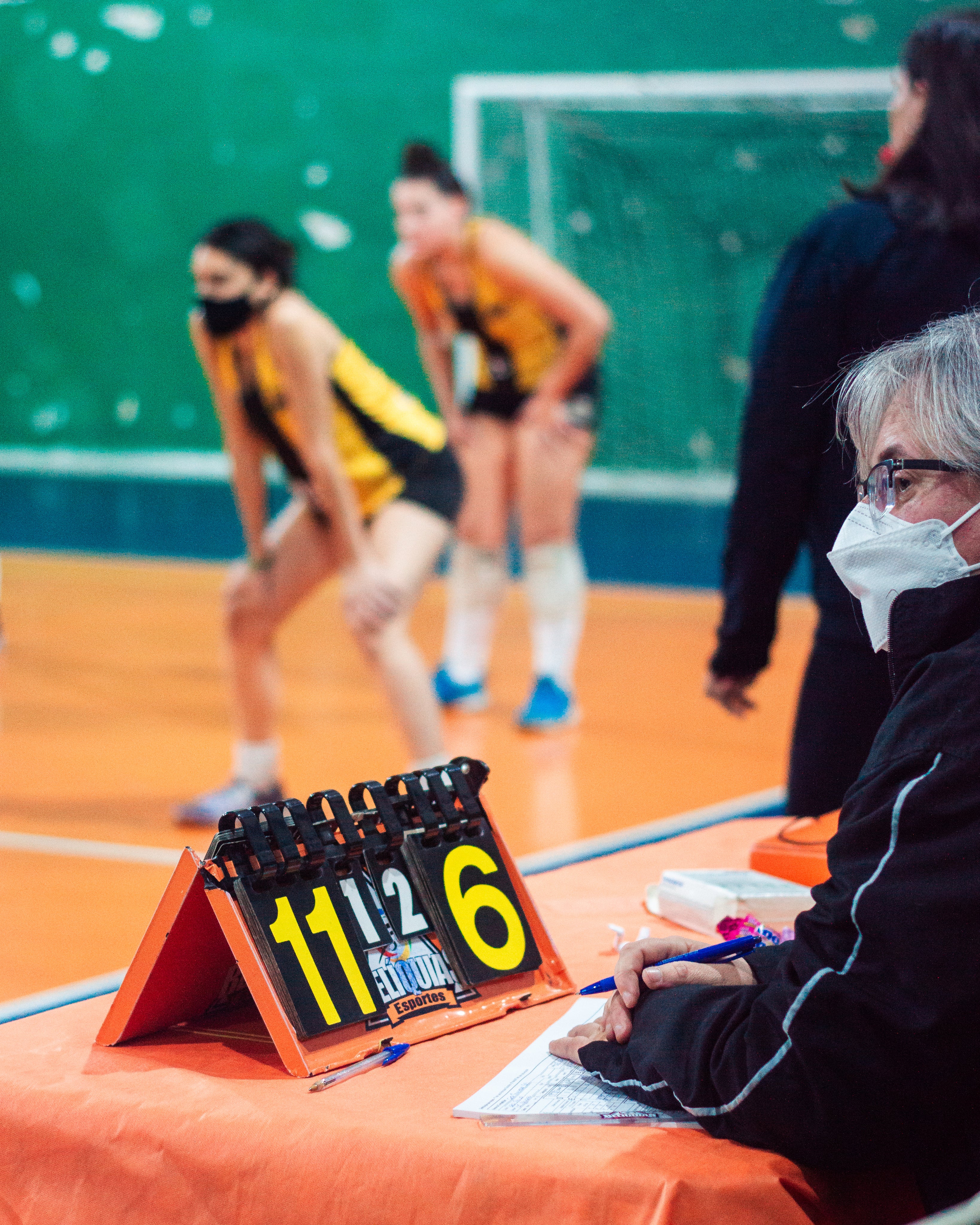 Person hält bei einem Sportspiel den Punktestand fest.