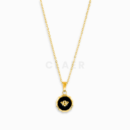 Goldener Bienen-Charm auf einer Gliederkette.