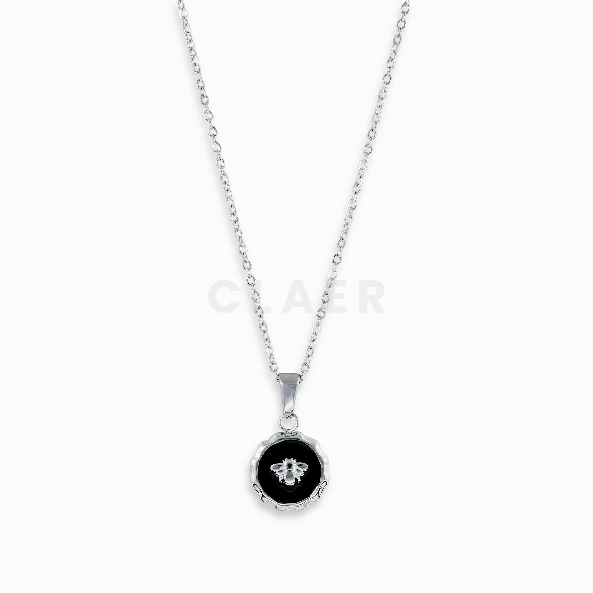 Silberne Gliederkette mit Bienen-Charm als Anhänger.