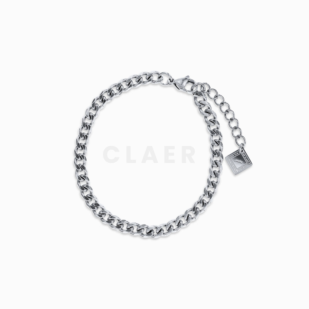 Silbernes Cuban-Armband mit markantem Gliederdesign und Logo-Tag von CLAER.