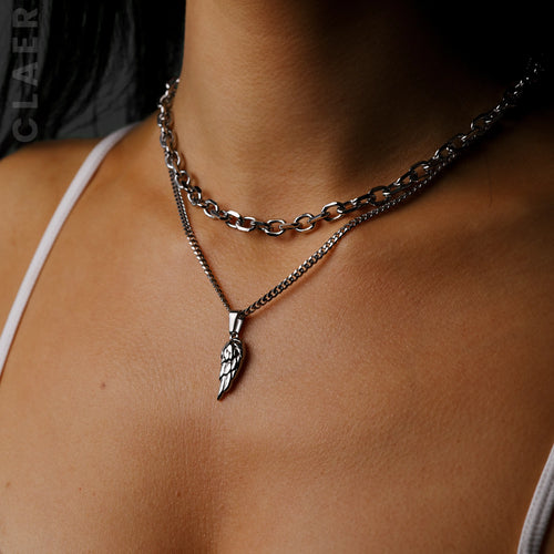 Silberne geschliffene Link-Kette und Gliederkette mit einem Engelsflügel-Anhänger, getragen.