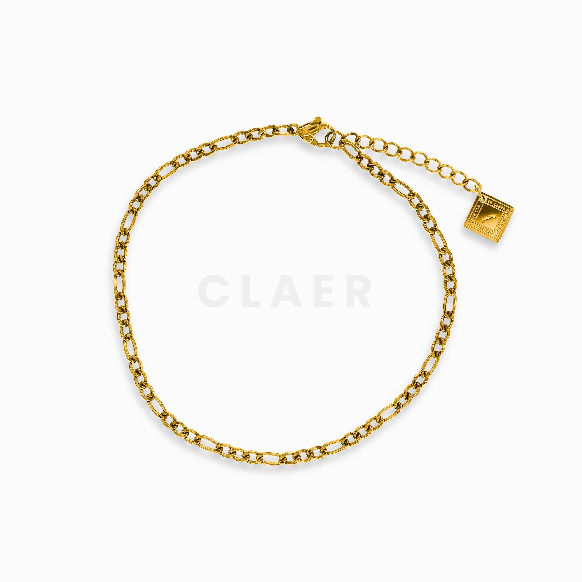 Goldenes Figaro-Fusskettchen mit klassischem Gliederdesign und unserem Logo-Tag von CLAER.