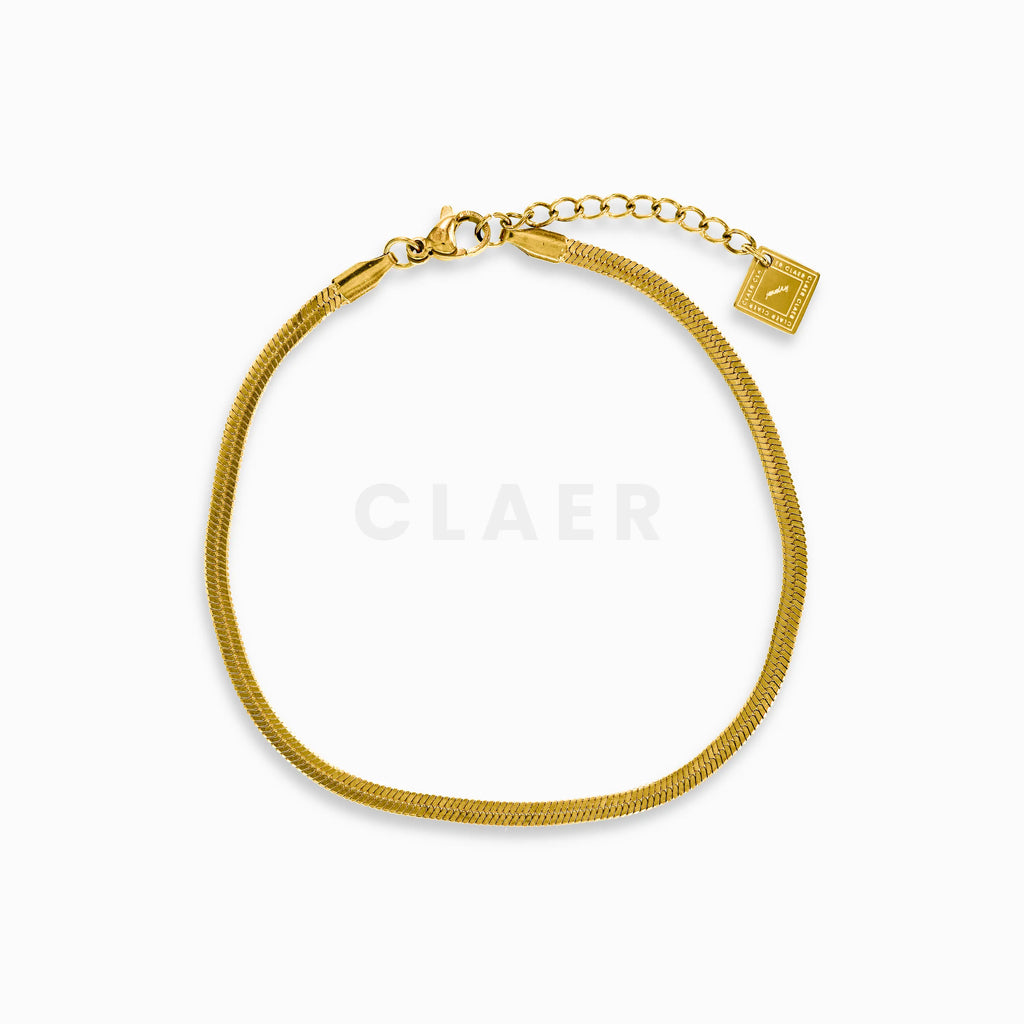 Goldenes flaches Snake-Fusskettchen mit unserem CLAER Logo-Tag.