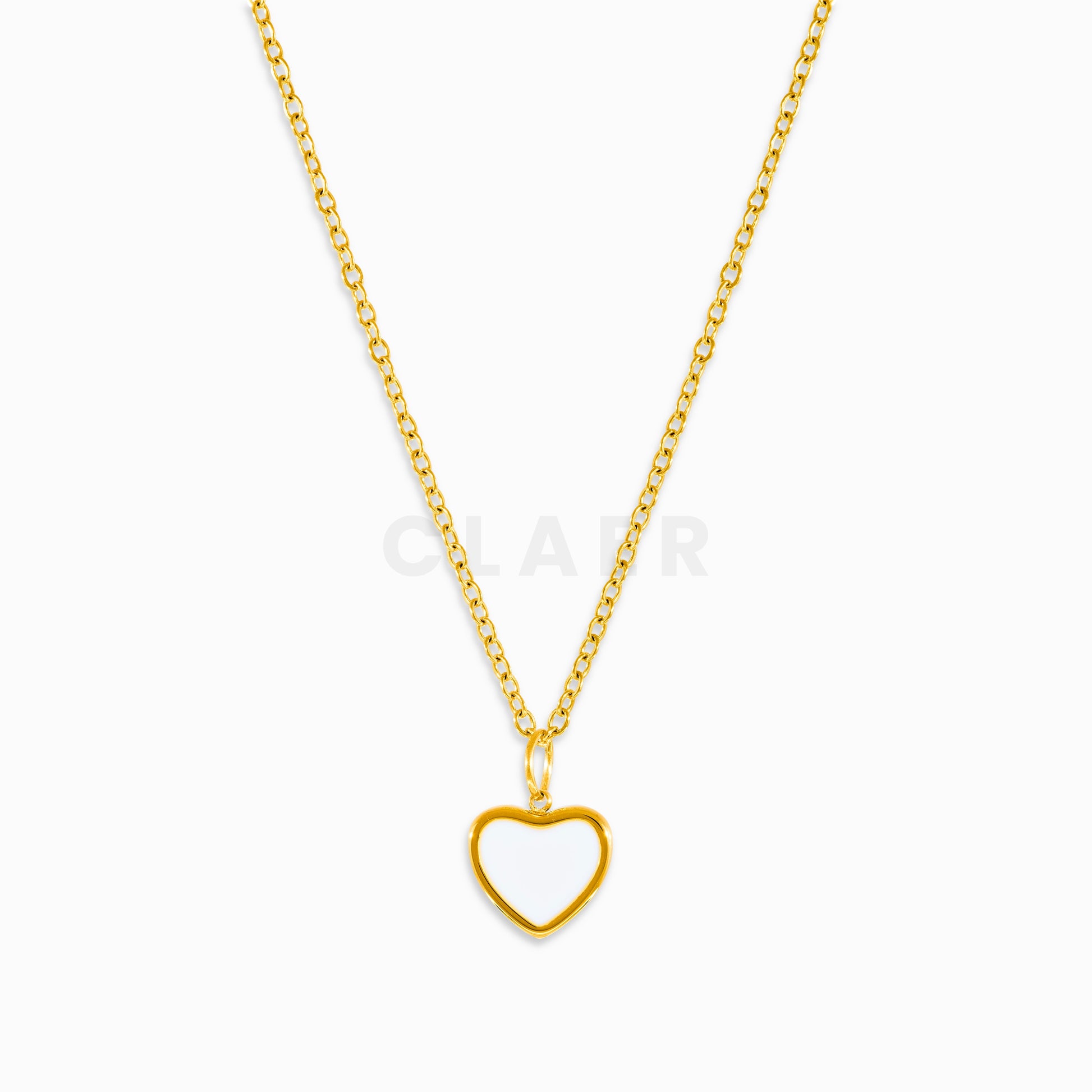 Goldene Gliederkette mit weissem Herzanhänger.