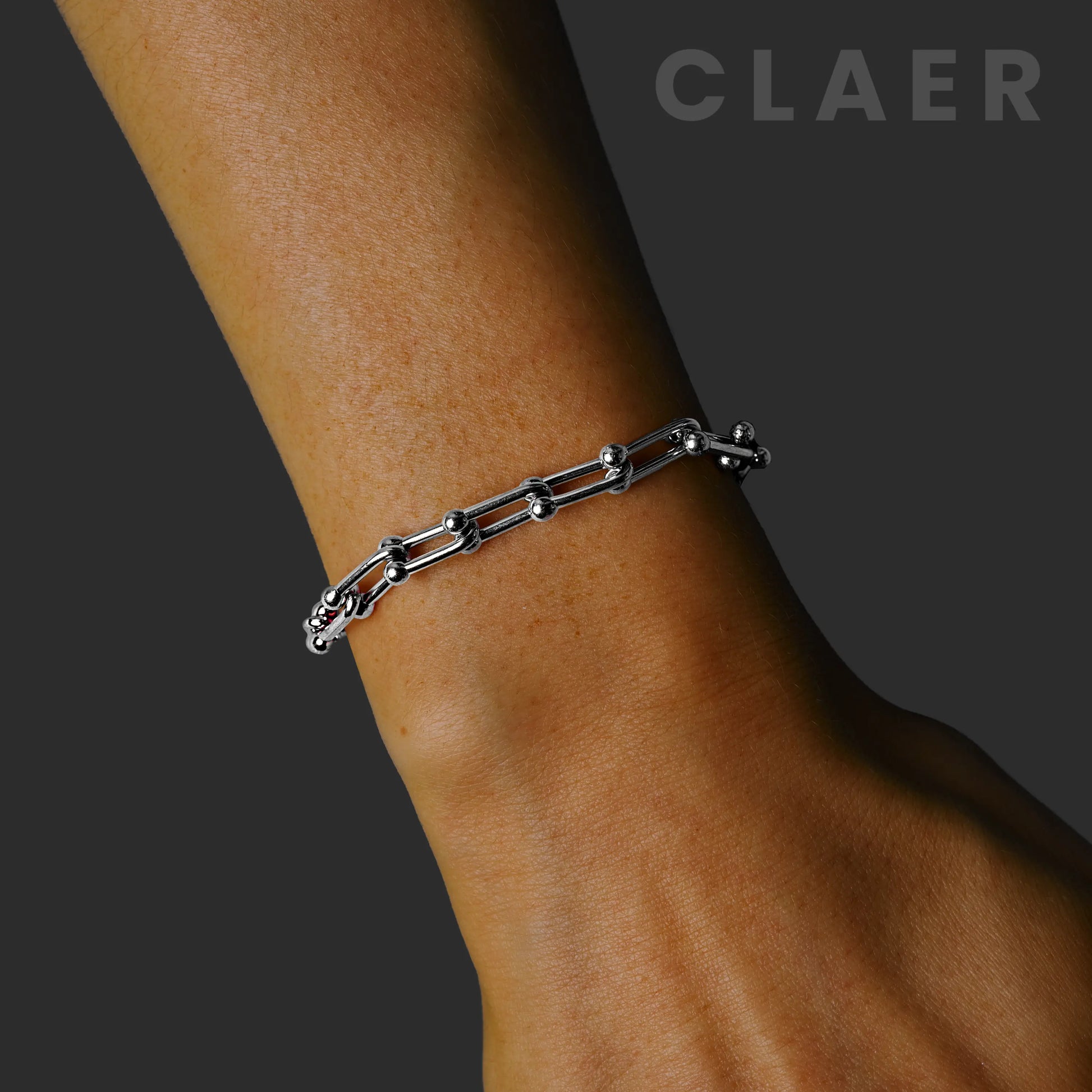 Silbernes Horseshoe-Armband, getragen am Handgelenk.