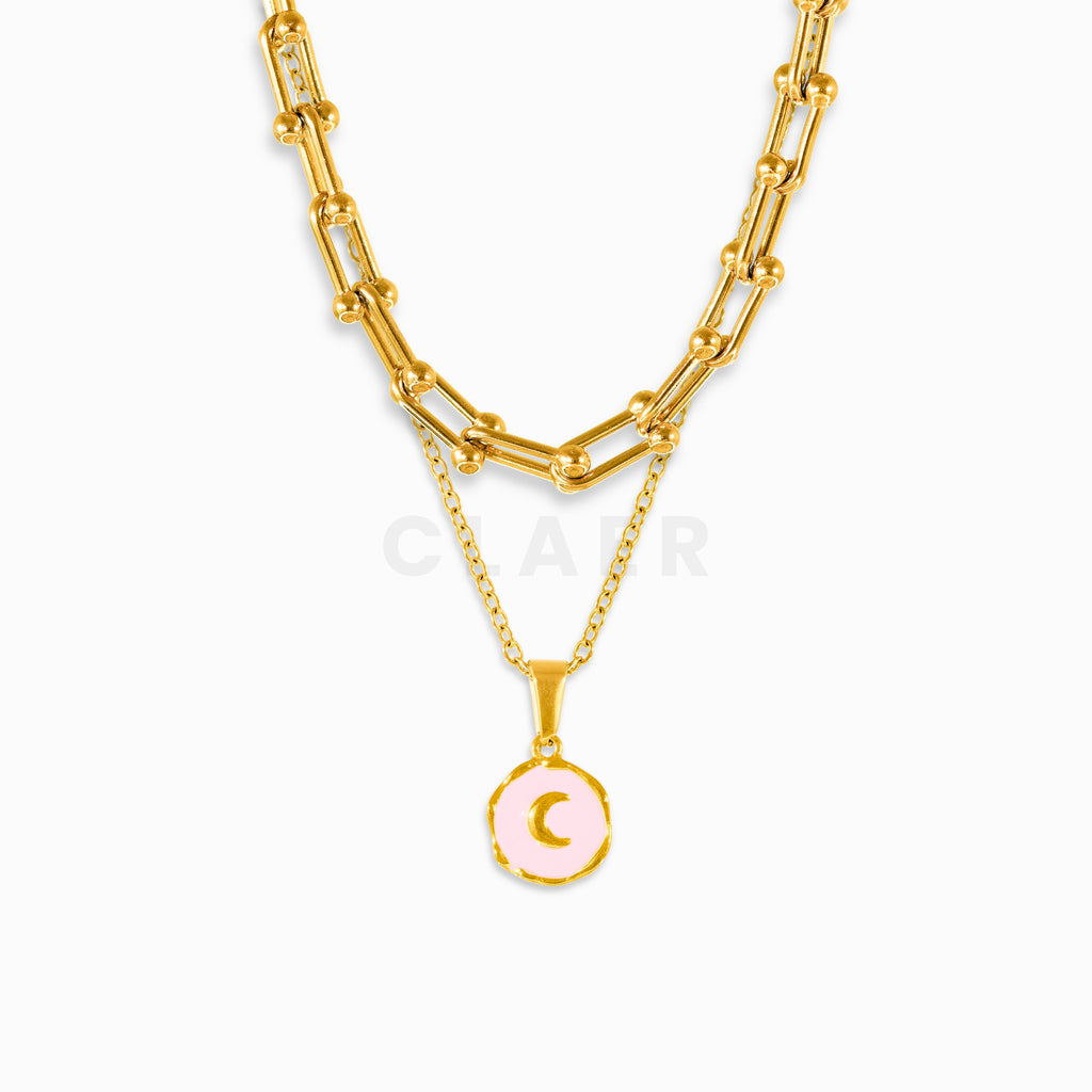 Goldene Horseshoe-Halskette mit zartem Mond-Charm.