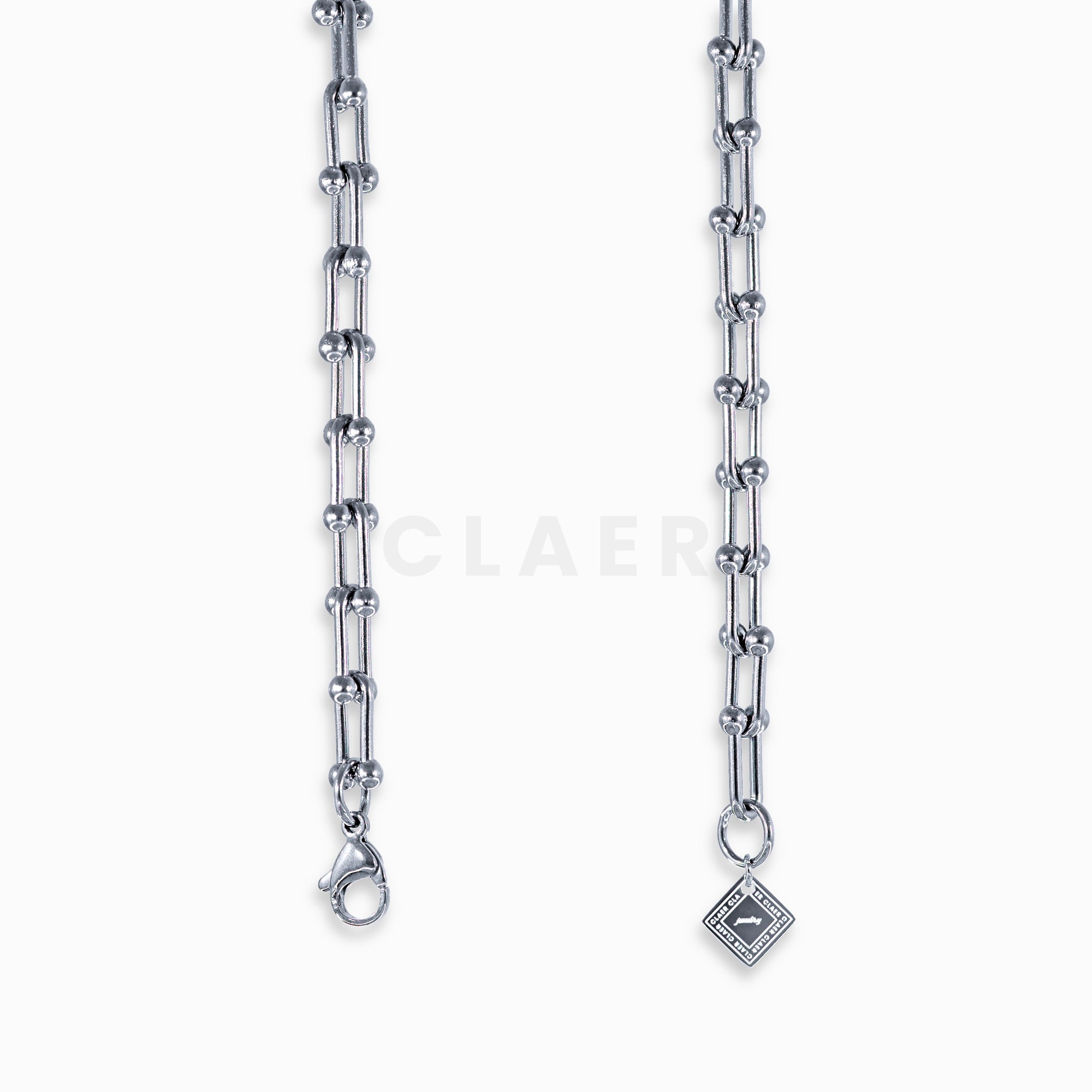 Silberne Horseshoe-Halskette mit Detailansicht des Verschlusses und Logo-Tag von CLAER.