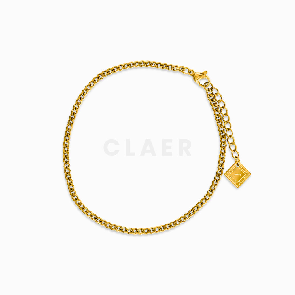 Goldenes Miami Cuban Fusskettchen mit feinem Gliederdesign und Logo-Tag von CLAER.