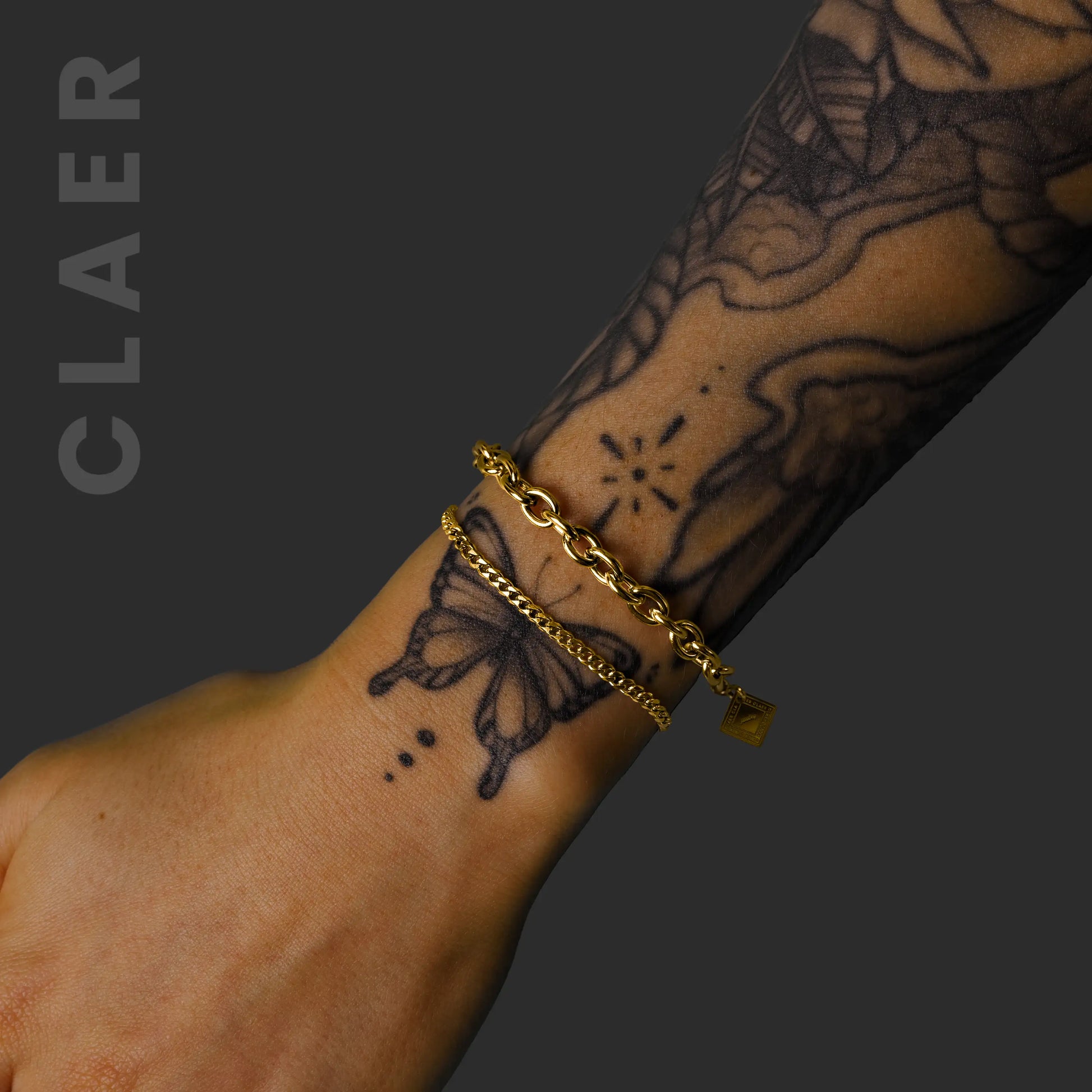 Goldenes Miami Cuban-Armband und unserem Armband mit runden Gliedern, in Kombination getragen.