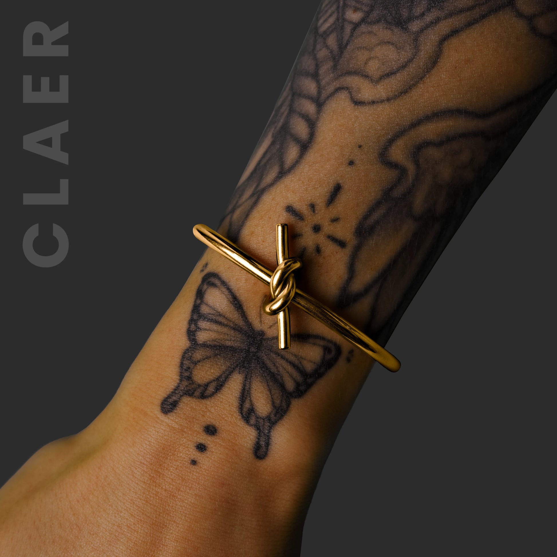 Goldener Armreifen in unserem Knotendesign, getragen.