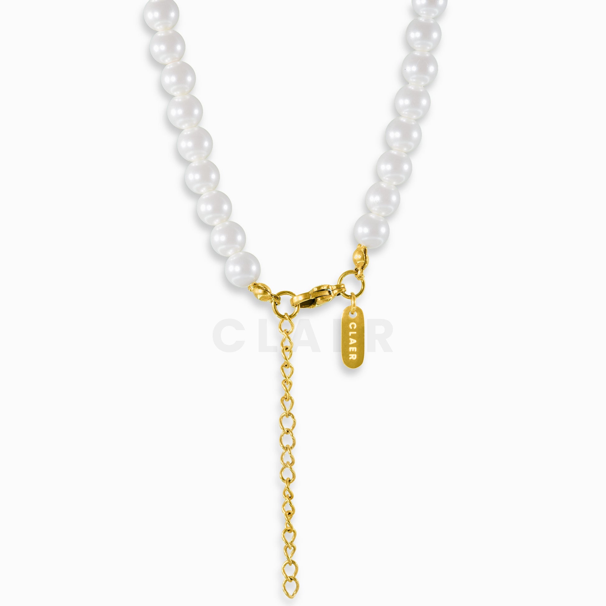 Perlenkette mit goldenem Verschluss und Logo-Tag von CLAER.