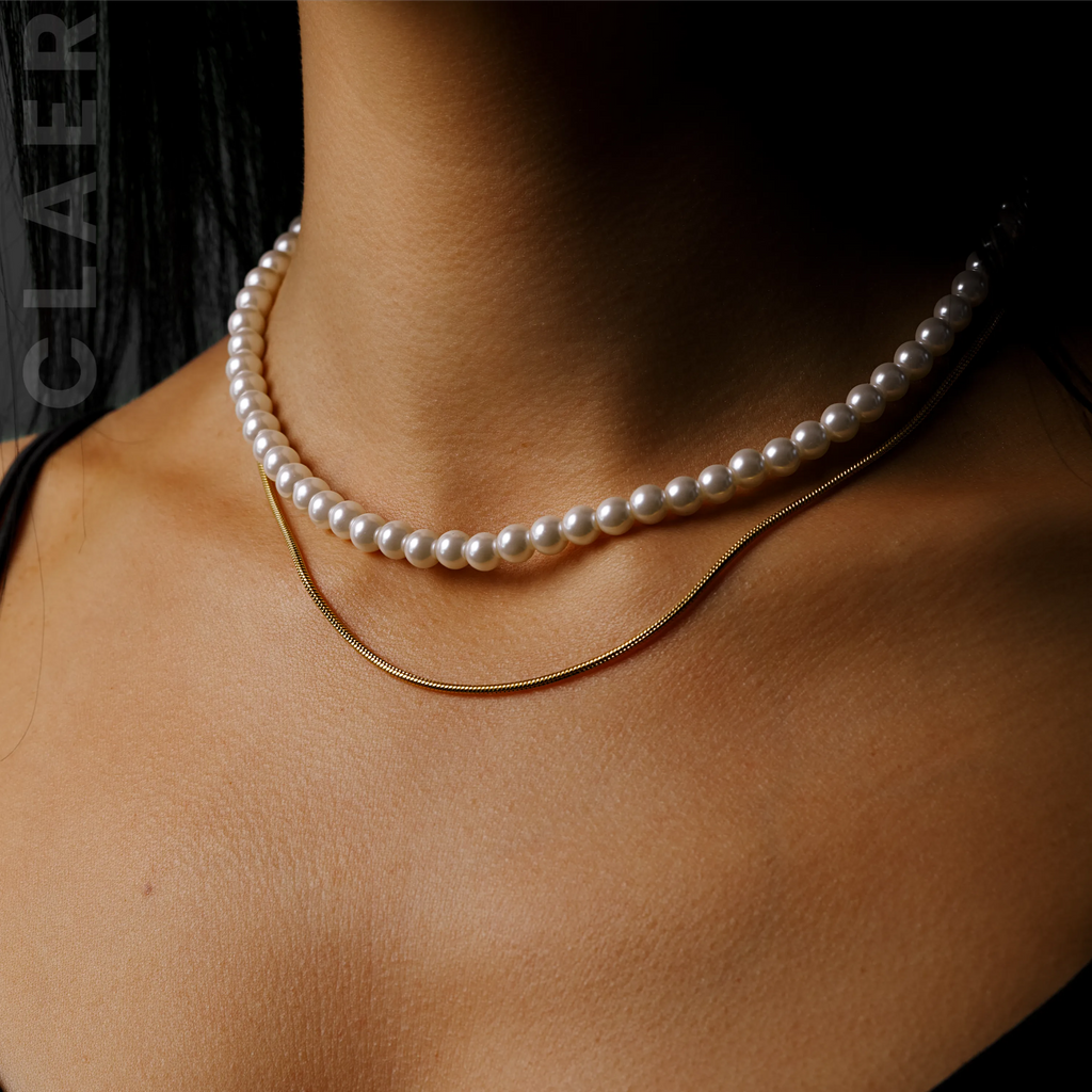 Goldene 6mm Perlenkette und runde Snake Chain, getragen.
