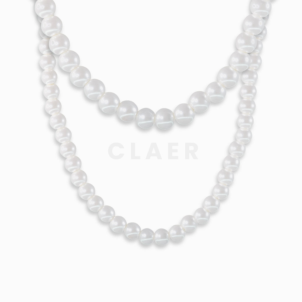Set aus klassischer Perlenkette und feiner Perlenkette, elegant kombiniert.