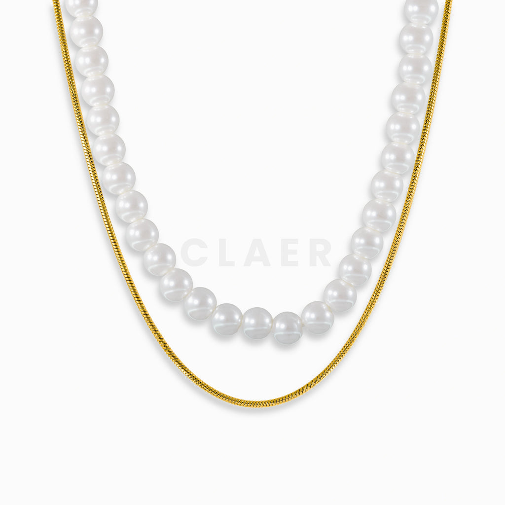 Kombination aus klassischer Perlenkette und runder Snake-Halskette in Gold.