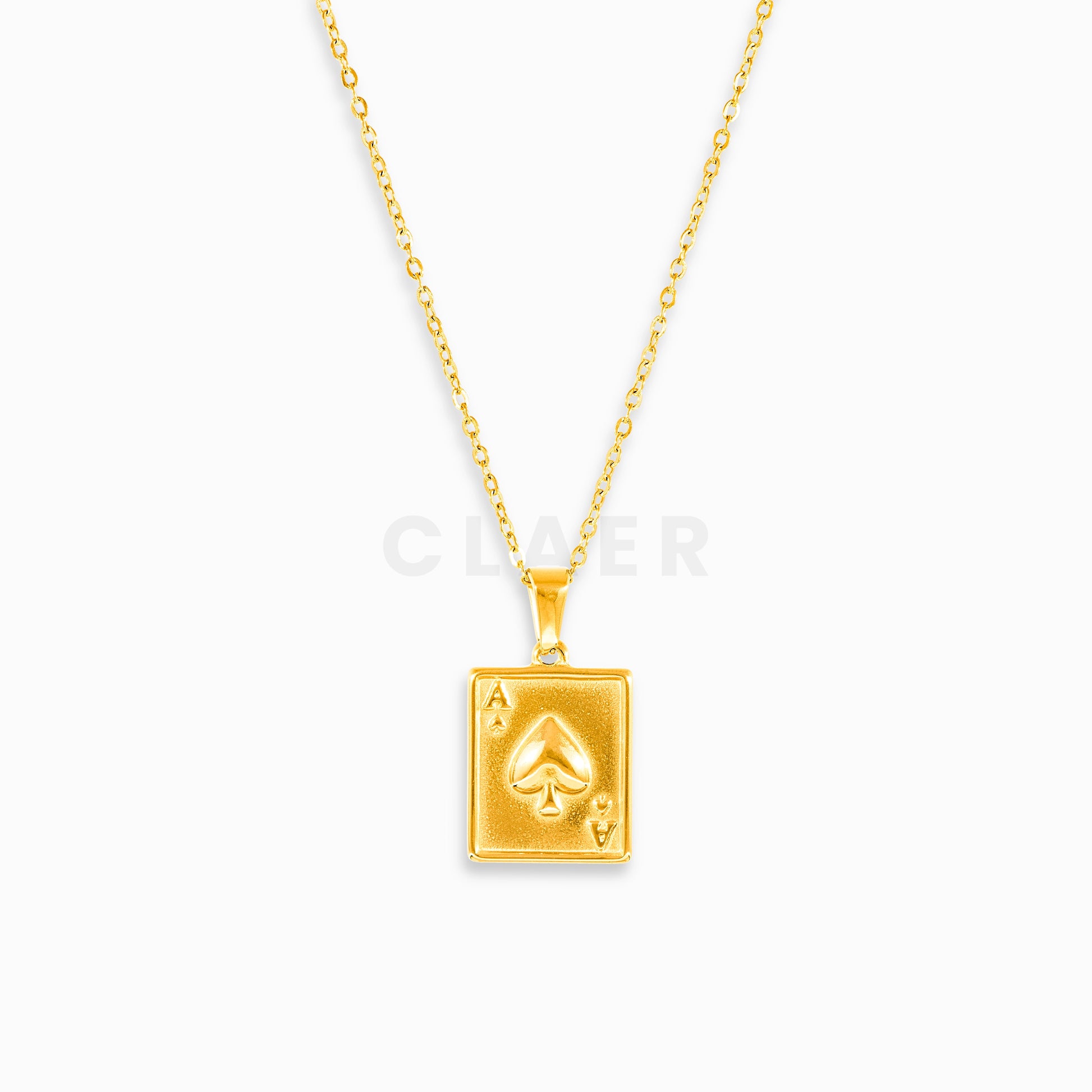 Goldener Anhänger in Pik-Ass-Form auf einer Gliederkette.