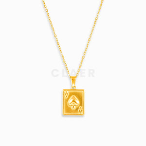 Goldener Anhänger in Pik-Ass-Form auf einer Gliederkette.