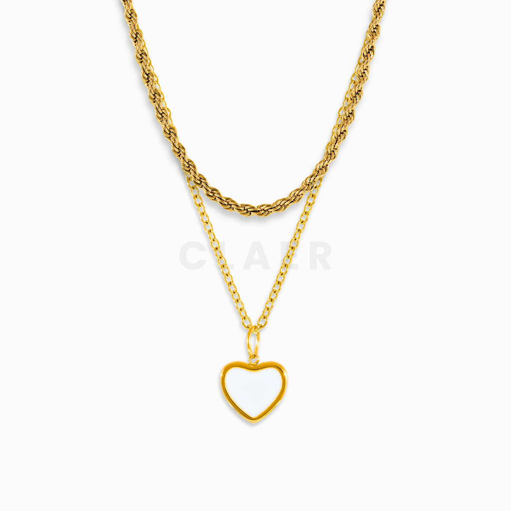 Goldene Rope-Halskette mit weissem Herzanhänger, feminin und modern.