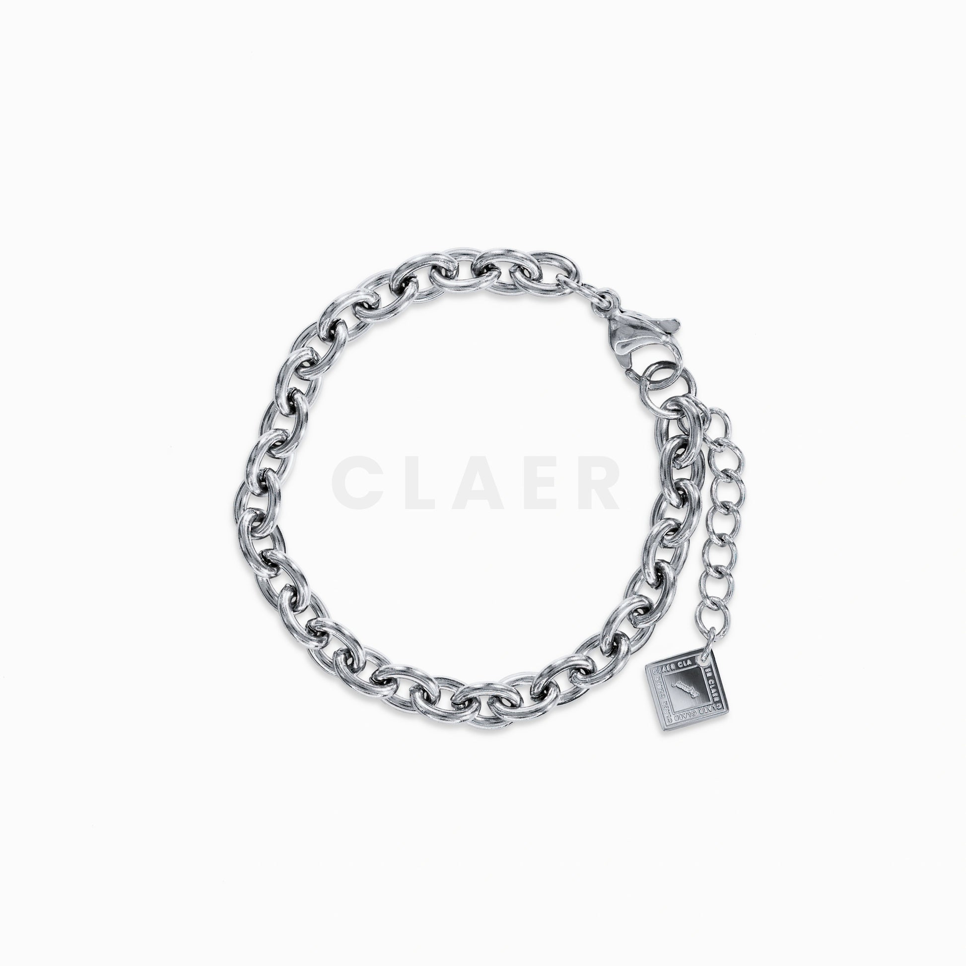Silbernes Armband mit runden Gliedern und Logo-Tag von CLAER.