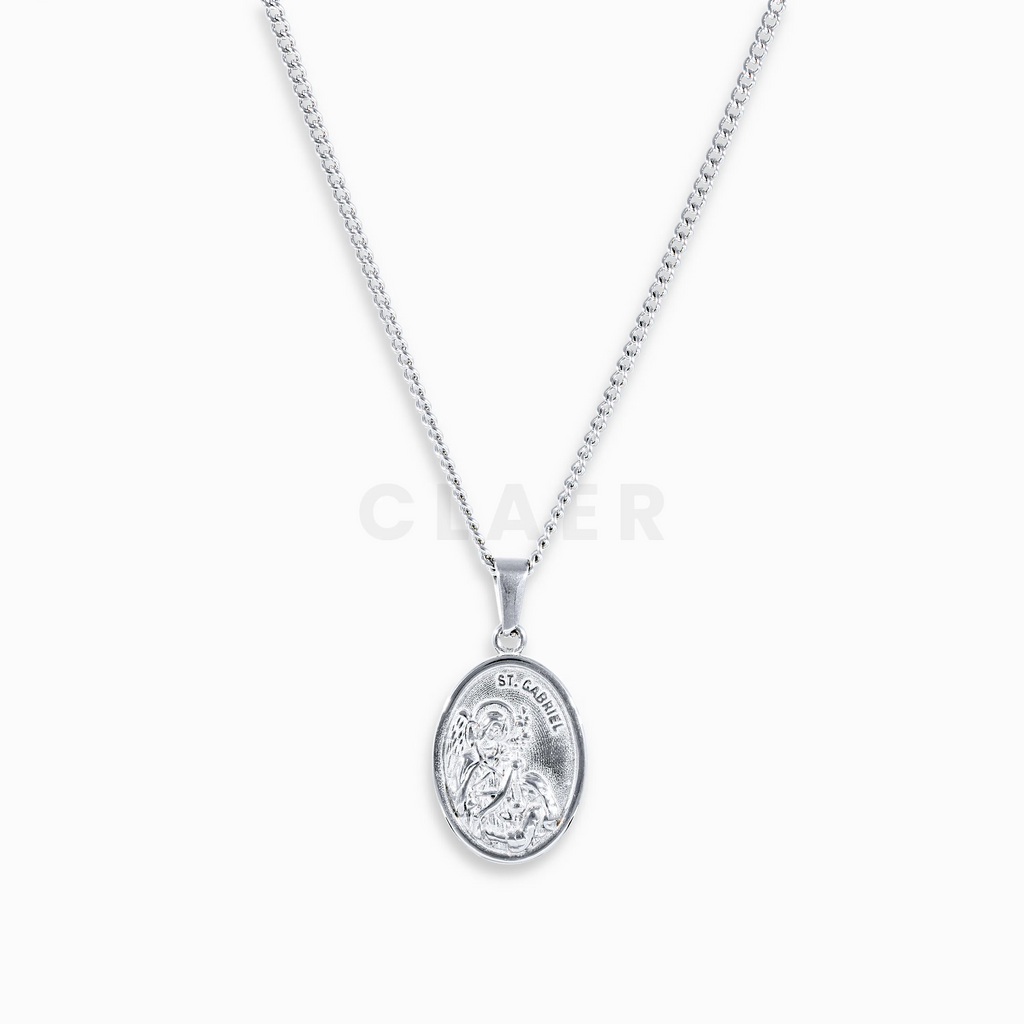 Silberner Anhänger mit St. Gabriel-Motiv auf unserer Curb-Kette.