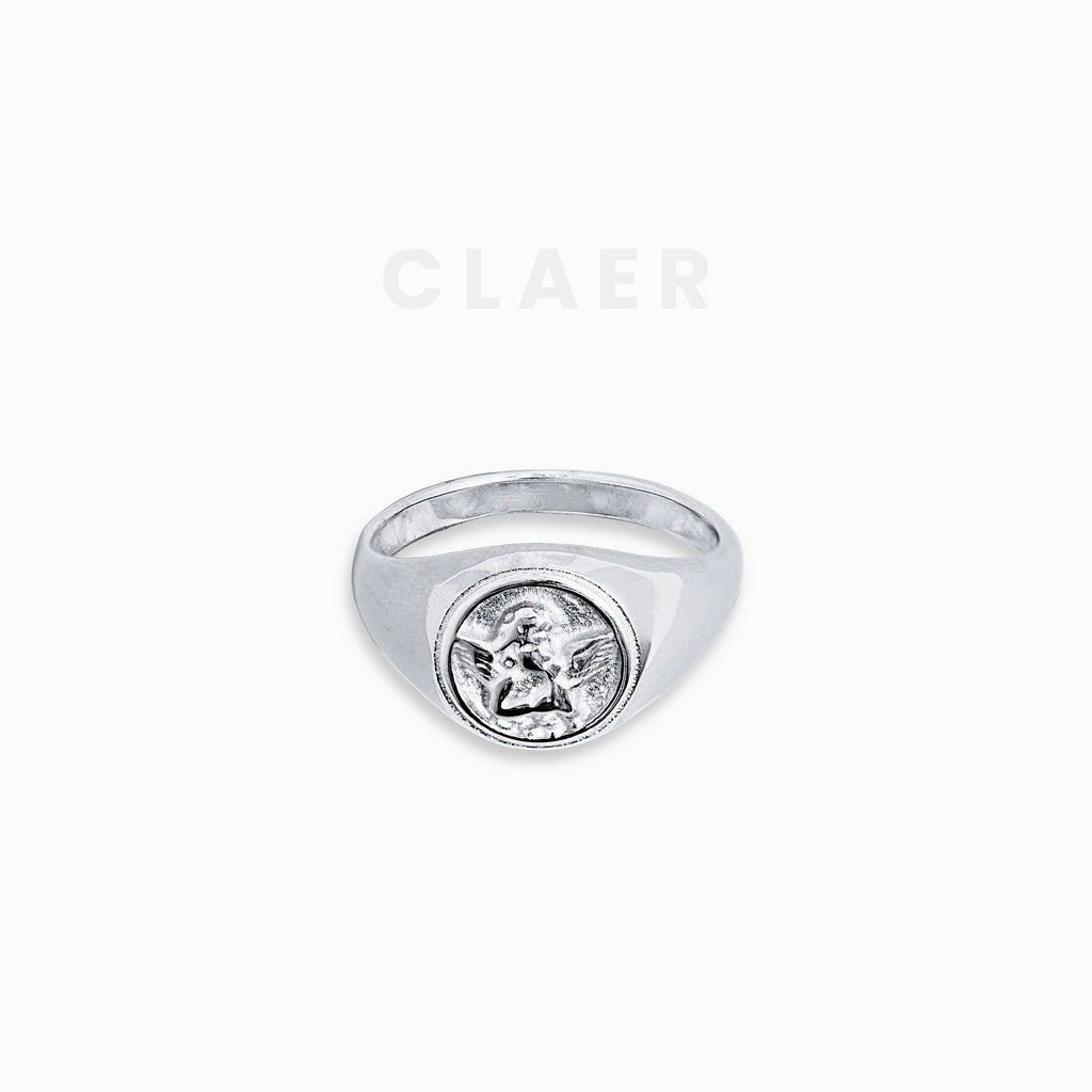 Feiner silberner Ring mit filigranem Schutzengel-Motiv.