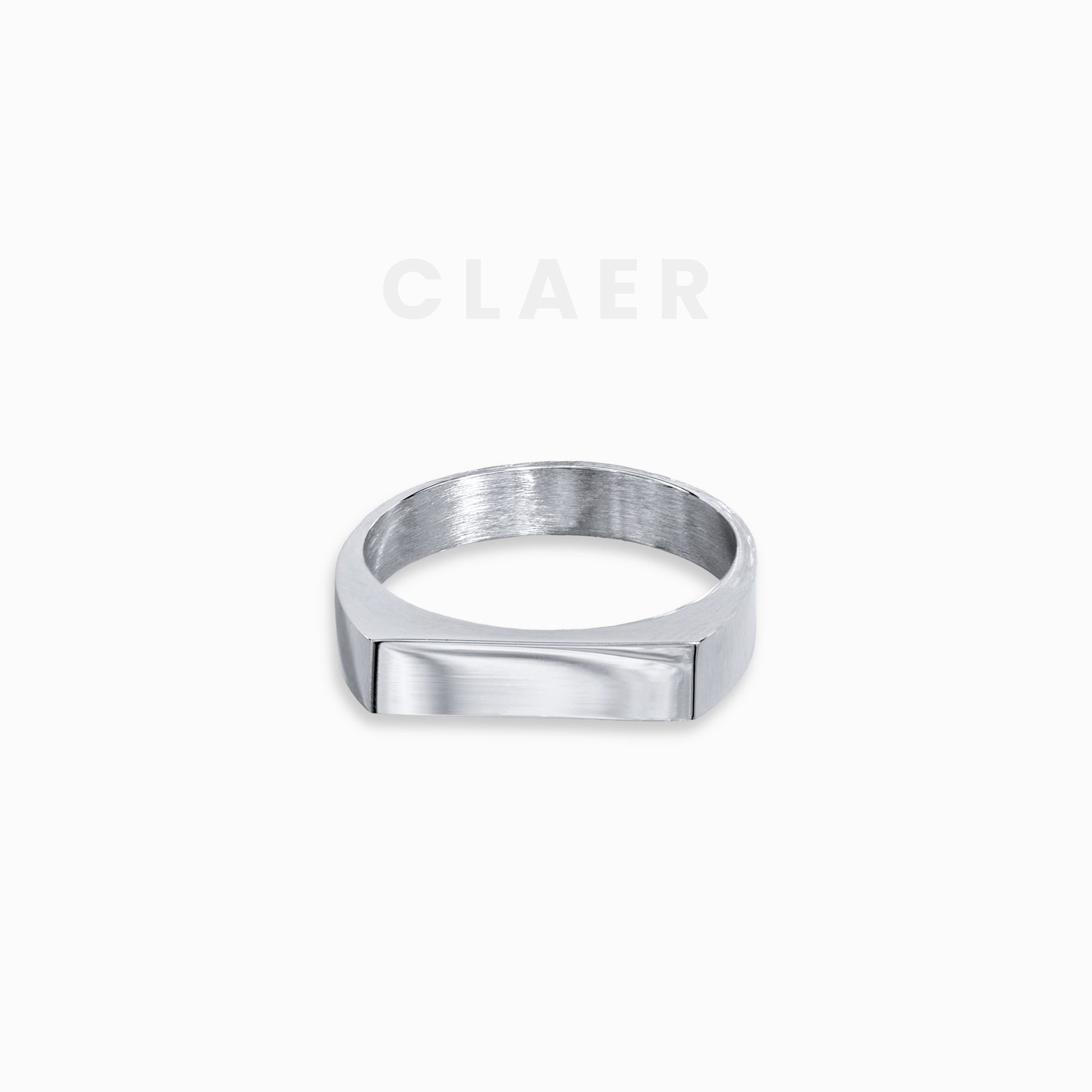 Silberner Ring mit eckiger, spiegelglatter, hochglanzpolierter Oberfläche.