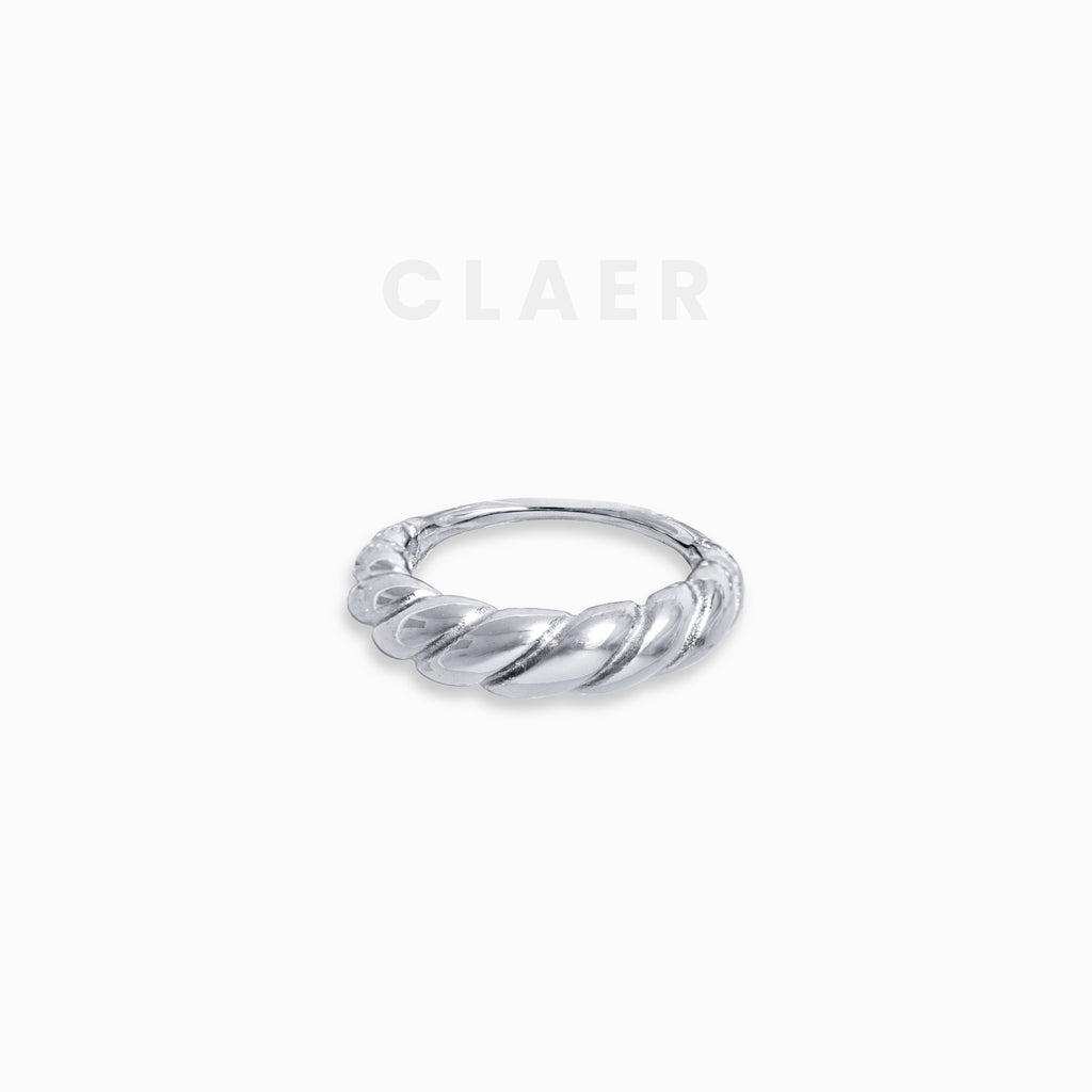 Feiner, silberner Ring mit dezentem Swirl-Muster.