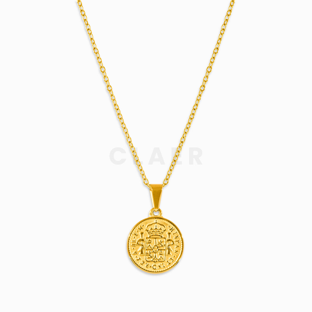 Goldene Gliederkette mit einem Anhänger in Form einer spanischen Münze.