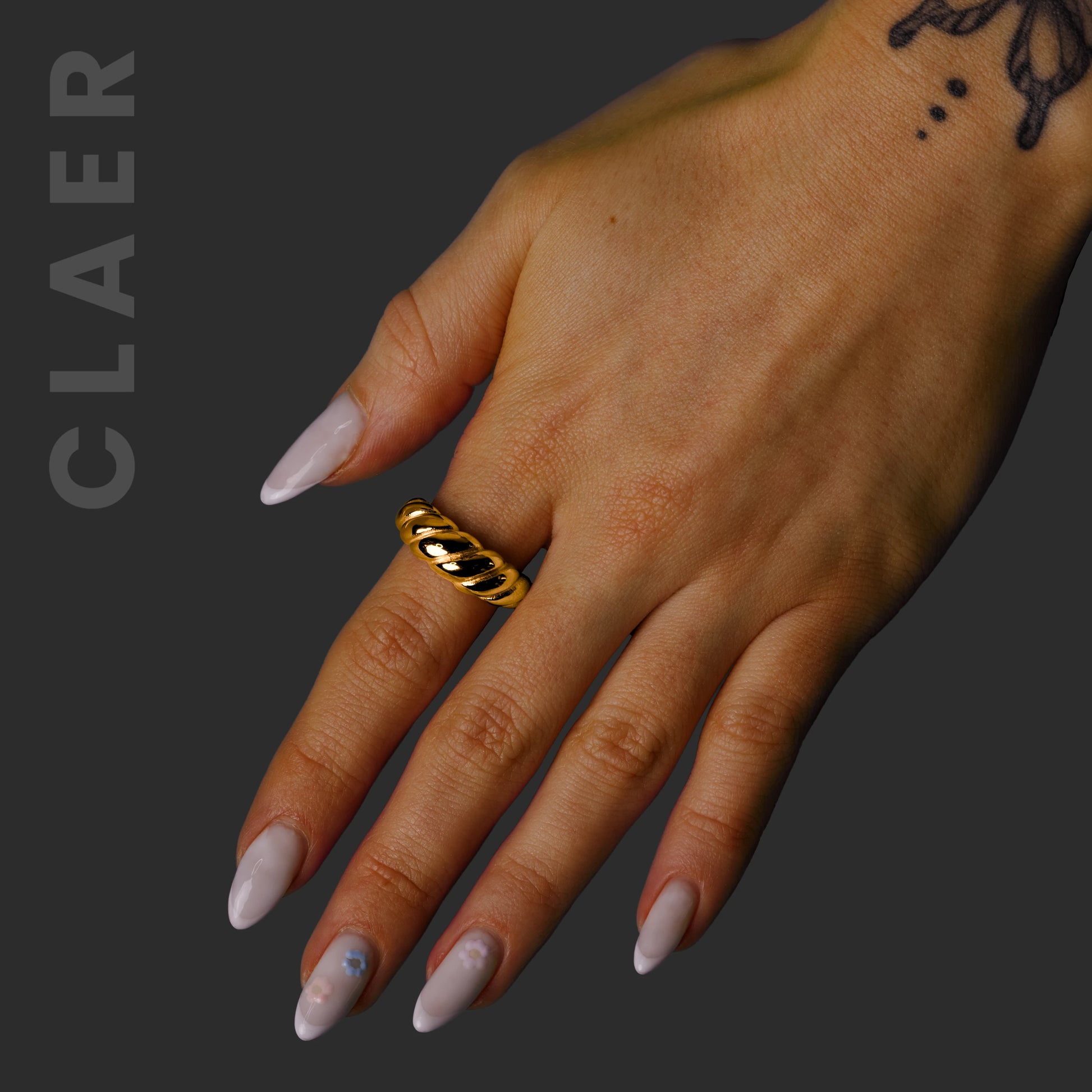 Grosser goldener Swirl-Ring mit auffälligem Design.