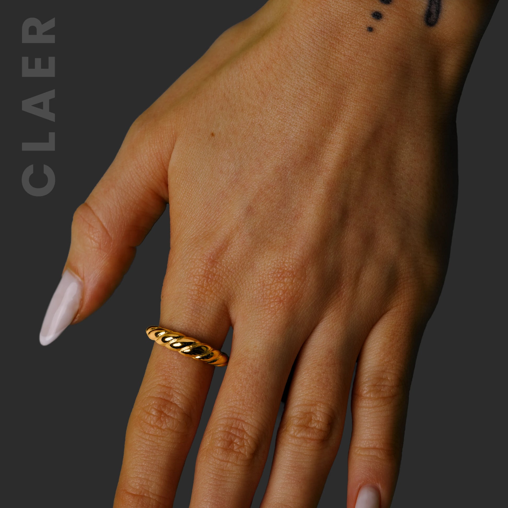 Goldener Ring mit gedrehtem Swirl-Design.