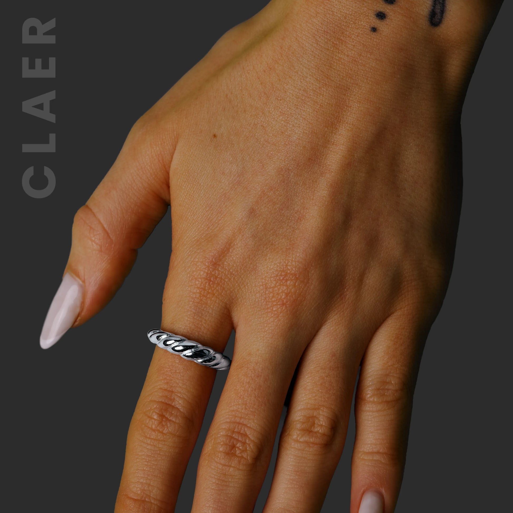 Silberner Ring mit gedrehtem Swirl-Design.