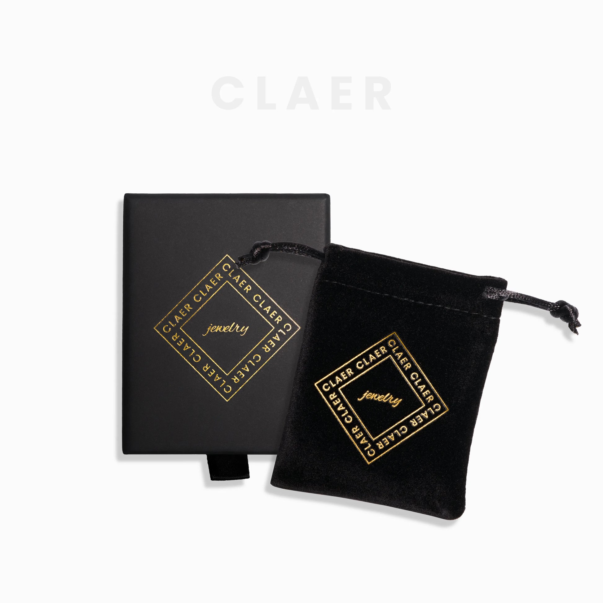 Schmuckbox und Schmucksäckchen für Armbänder in Schwarz, mit glänzend goldenem CLAER-Logo.