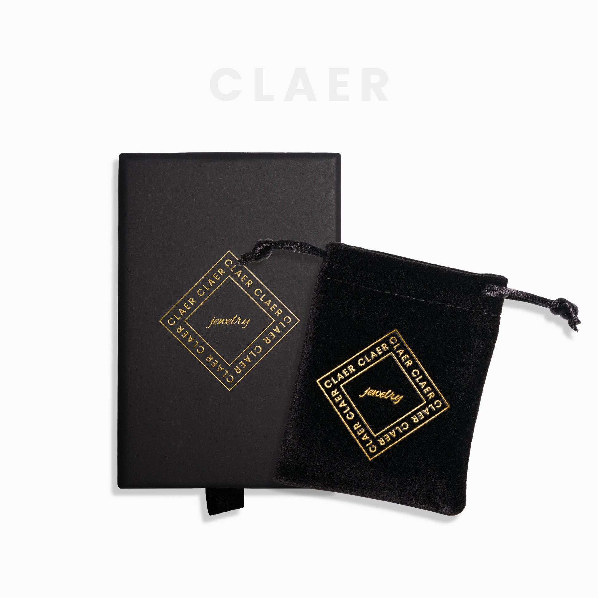 Schmuckbox und Schmucksäckchen für Halsketten in Schwarz, mit glänzend goldenem CLAER-Logo.