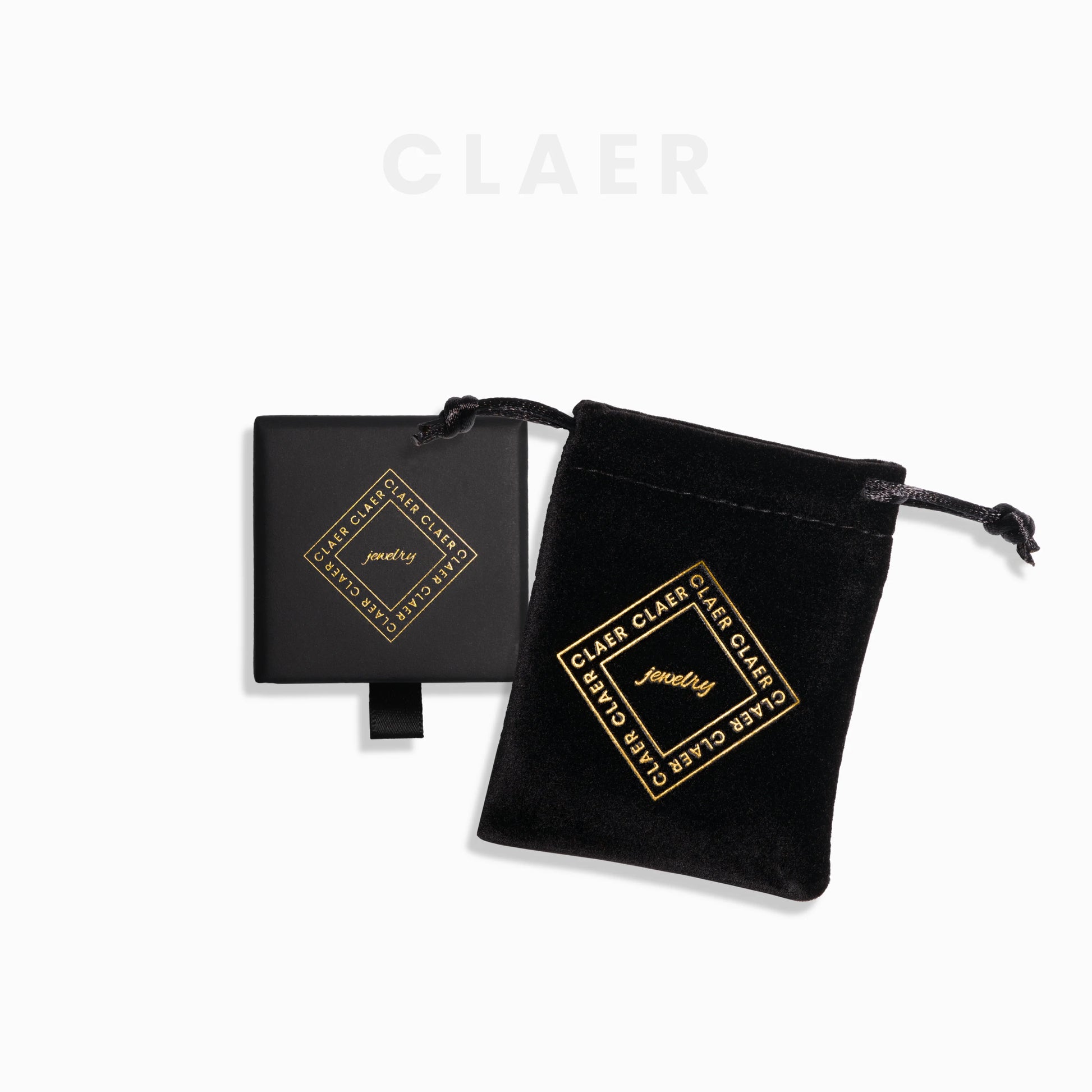 Schmuckbox und Schmucksäckchen für Ringe in Schwarz, mit glänzend goldenem CLAER-Logo.